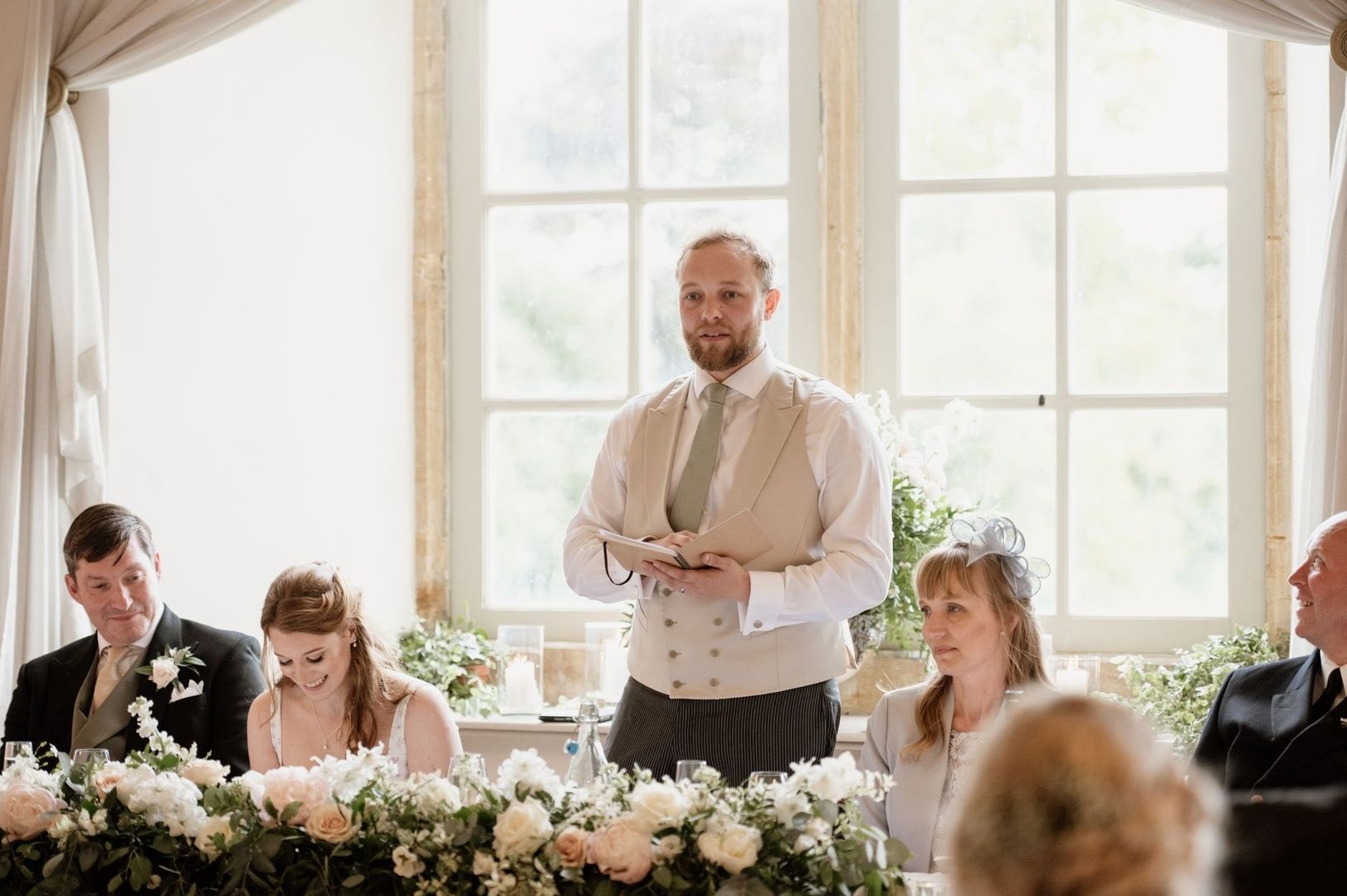Toastmaster Holder Tale Ved Bryllupsmiddag Med Brudeparret Ved Bordet